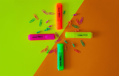 Spinacze powlekane neonowe 28 mm MemoBe 100 szt. op. magnetyczne