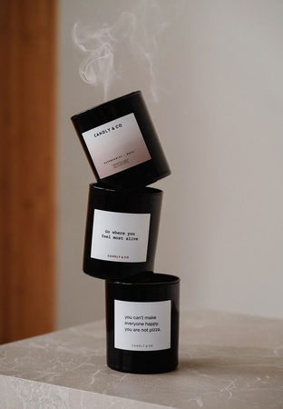 Świeca sojowa w szkle CANDLY&CO, Go Where You Feel Most, zapach No.5, 250g